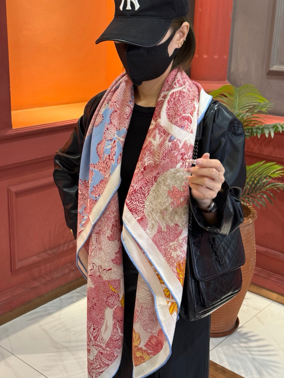 爱马仕～秋冬搭配利器❗️顶级双面同色 版真丝羊绒披肩！！1条等于2条】点睛精彩，图案和配色都超级喜欢，又