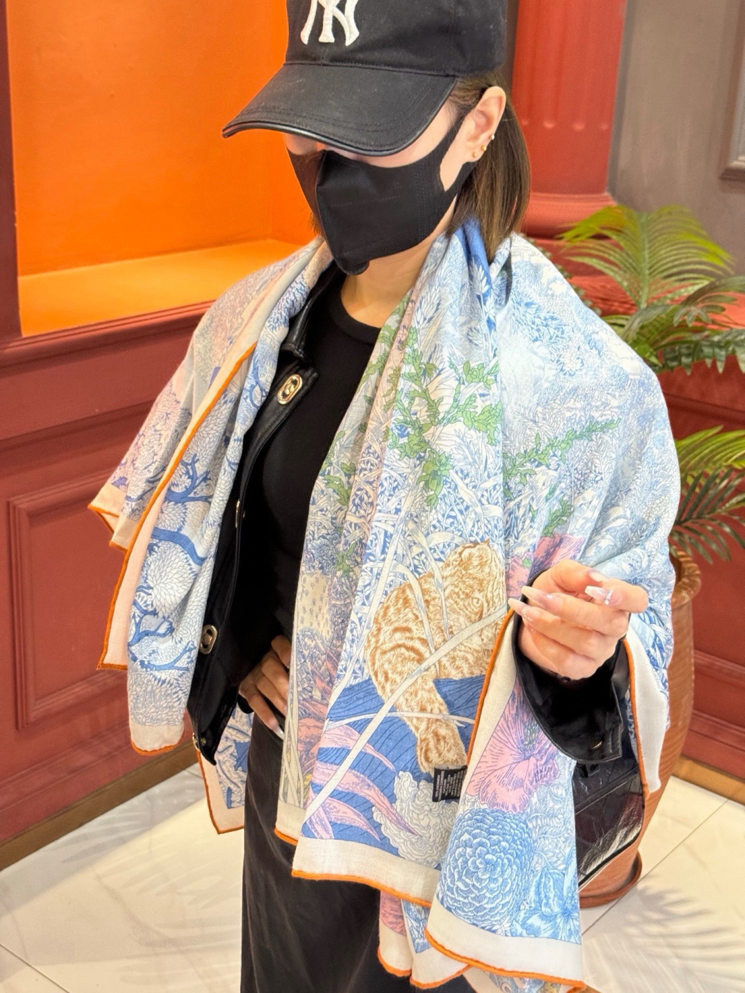 爱马仕～秋冬搭配利器❗️顶级双面同色 版真丝羊绒披肩！！1条等于2条】点睛精彩，图案和配色都超级喜欢，又