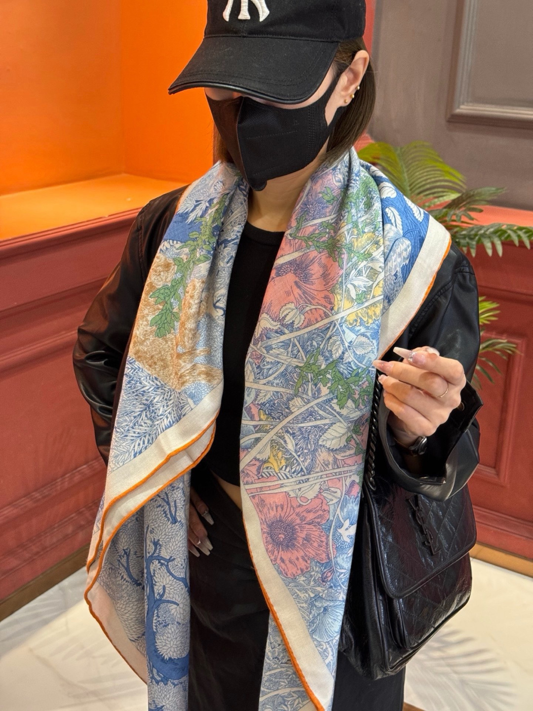 爱马仕～秋冬搭配利器❗️顶级双面同色 版真丝羊绒披肩！！1条等于2条】点睛精彩，图案和配色都超级喜欢，又
