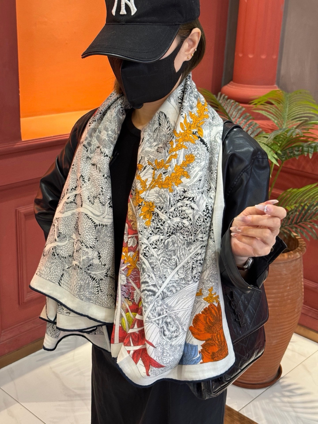爱马仕～秋冬搭配利器❗️顶级双面同色 版真丝羊绒披肩！！1条等于2条】点睛精彩，图案和配色都超级喜欢，又