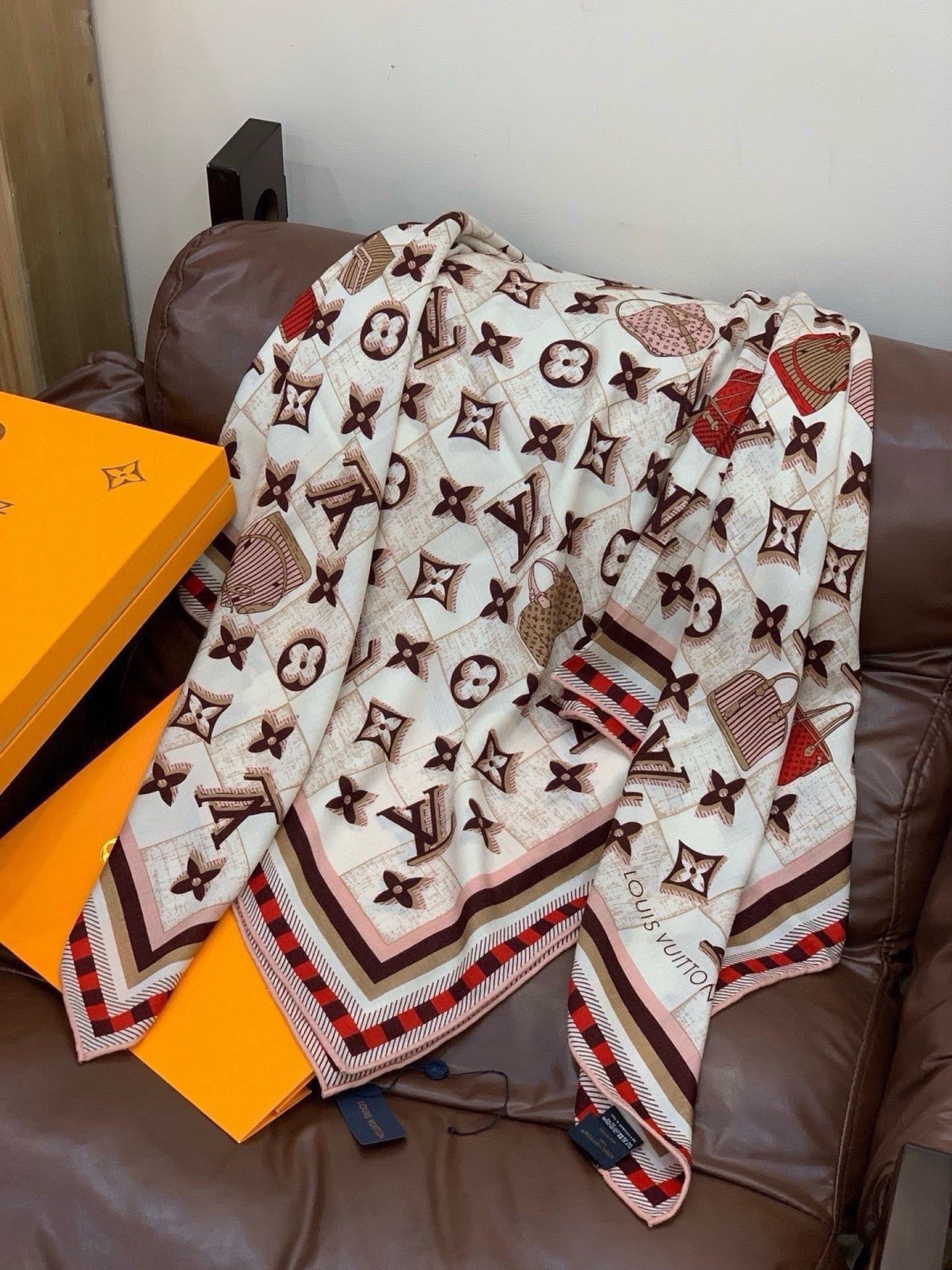 LV x TM 140披肩【140顶级丝绒双面同色披肩】本款L Multicolor披肩出自路易威登与知