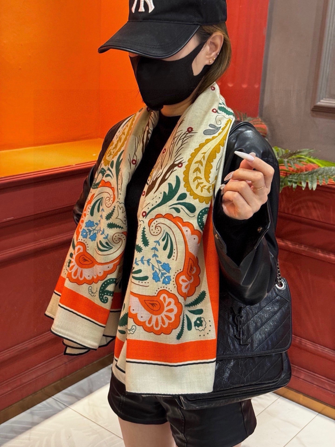 H珍藏版[丛林之爱]大方巾，双面同色 独一无二的品质！这款大方巾巾采用山羊绒和真丝混纺面料制成，柔软轻盈