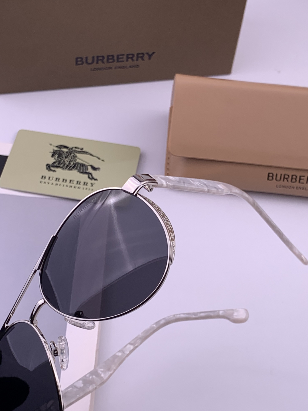 BURBERRY 巴宝莉，男士太阳眼镜🕶正版蛤蟆，太阳镜💋高品质，不挑脸，火的狠🍁新款🍁无死角🔝型号：B