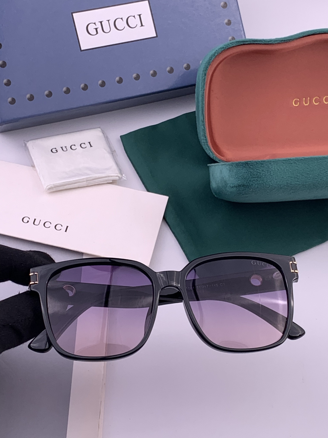 GUCCI 开春新款 最新款方框太阳镜 各路网红纷纷带起气场满分‼️ 俏皮甜美.上脸效果更佳.金属质感超