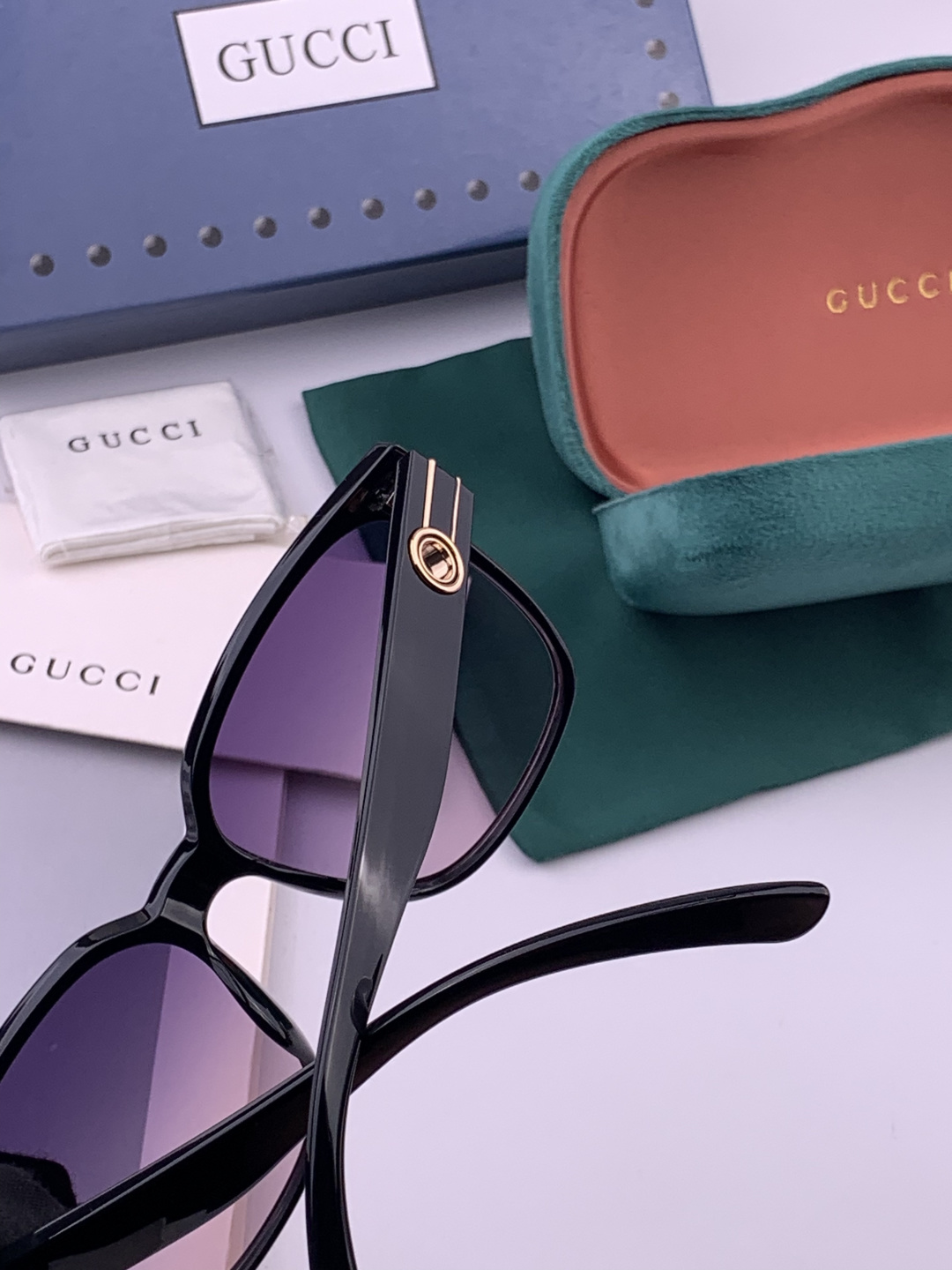 GUCCI 开春新款 最新款方框太阳镜 各路网红纷纷带起气场满分‼️ 俏皮甜美.上脸效果更佳.金属质感超
