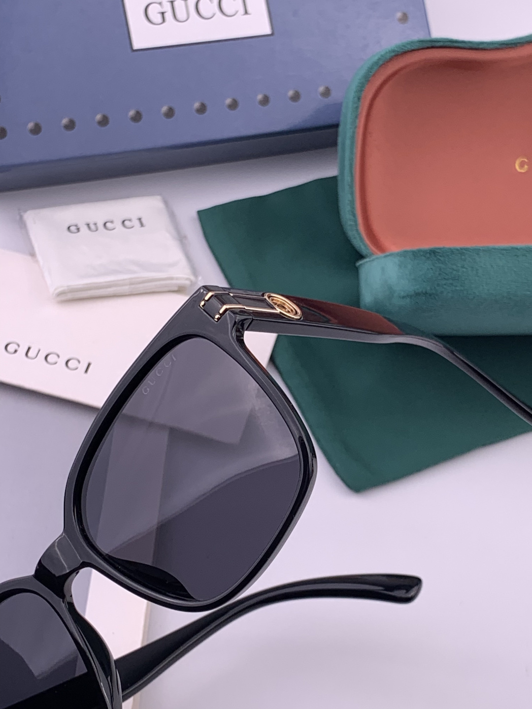 GUCCI 开春新款 最新款方框太阳镜 各路网红纷纷带起气场满分‼️ 俏皮甜美.上脸效果更佳.金属质感超