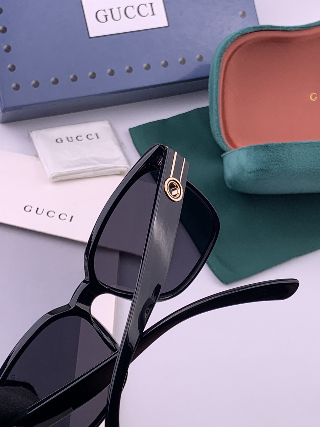 GUCCI 开春新款 最新款方框太阳镜 各路网红纷纷带起气场满分‼️ 俏皮甜美.上脸效果更佳.金属质感超
