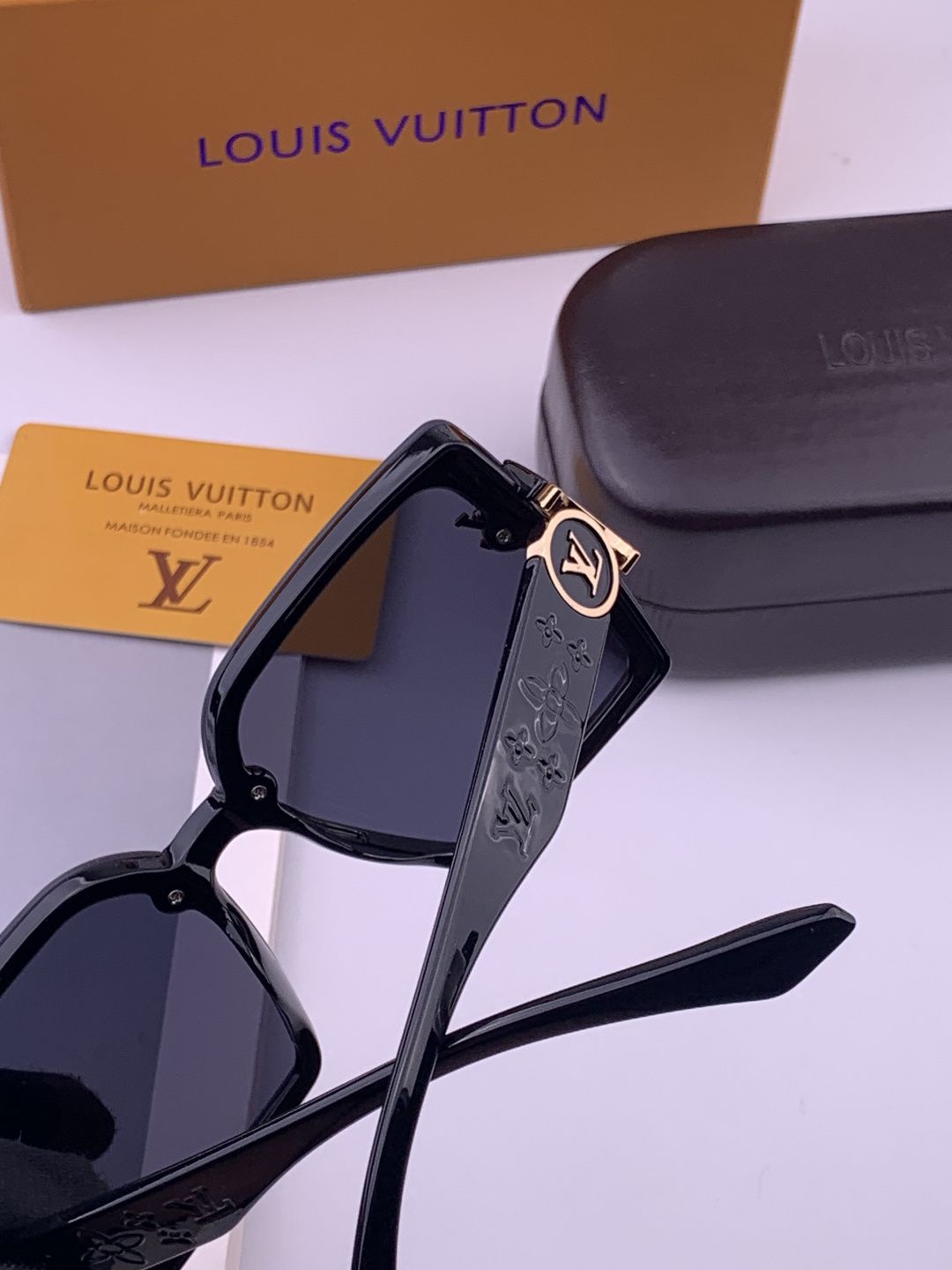 LV 开春新款  潮流爆款 时尚方框太阳镜 高品质 佩戴舒适 网红潮款墨镜 型号 L8623