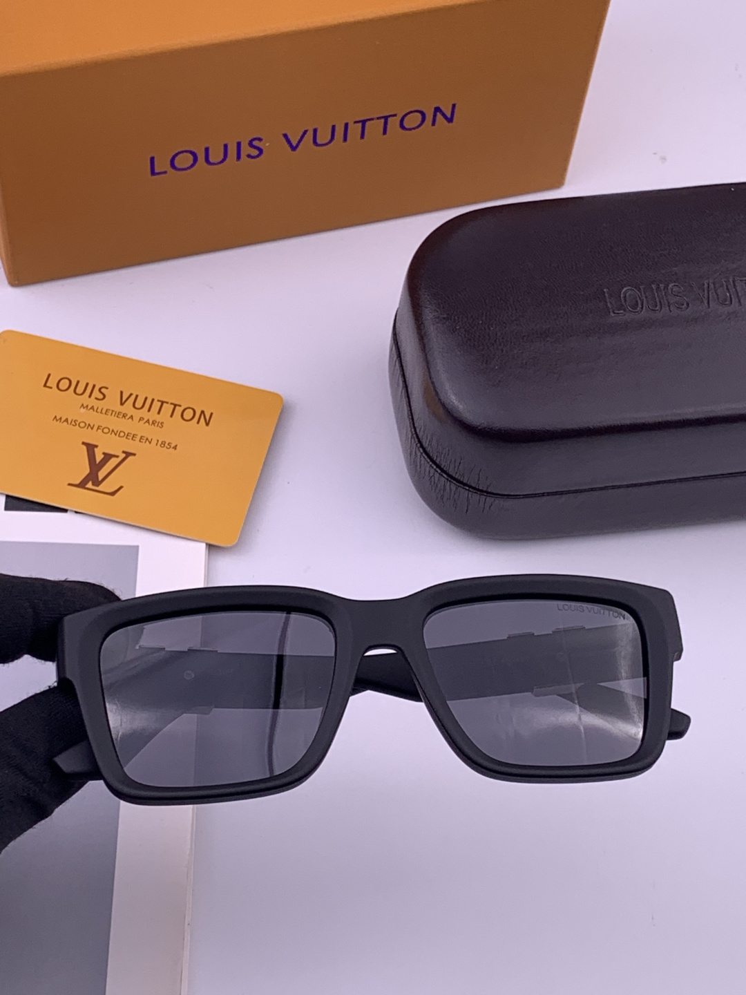 LV 开春新款  潮流爆款 时尚方框太阳镜 高品质 佩戴舒适 网红潮款墨镜 型号 L3551