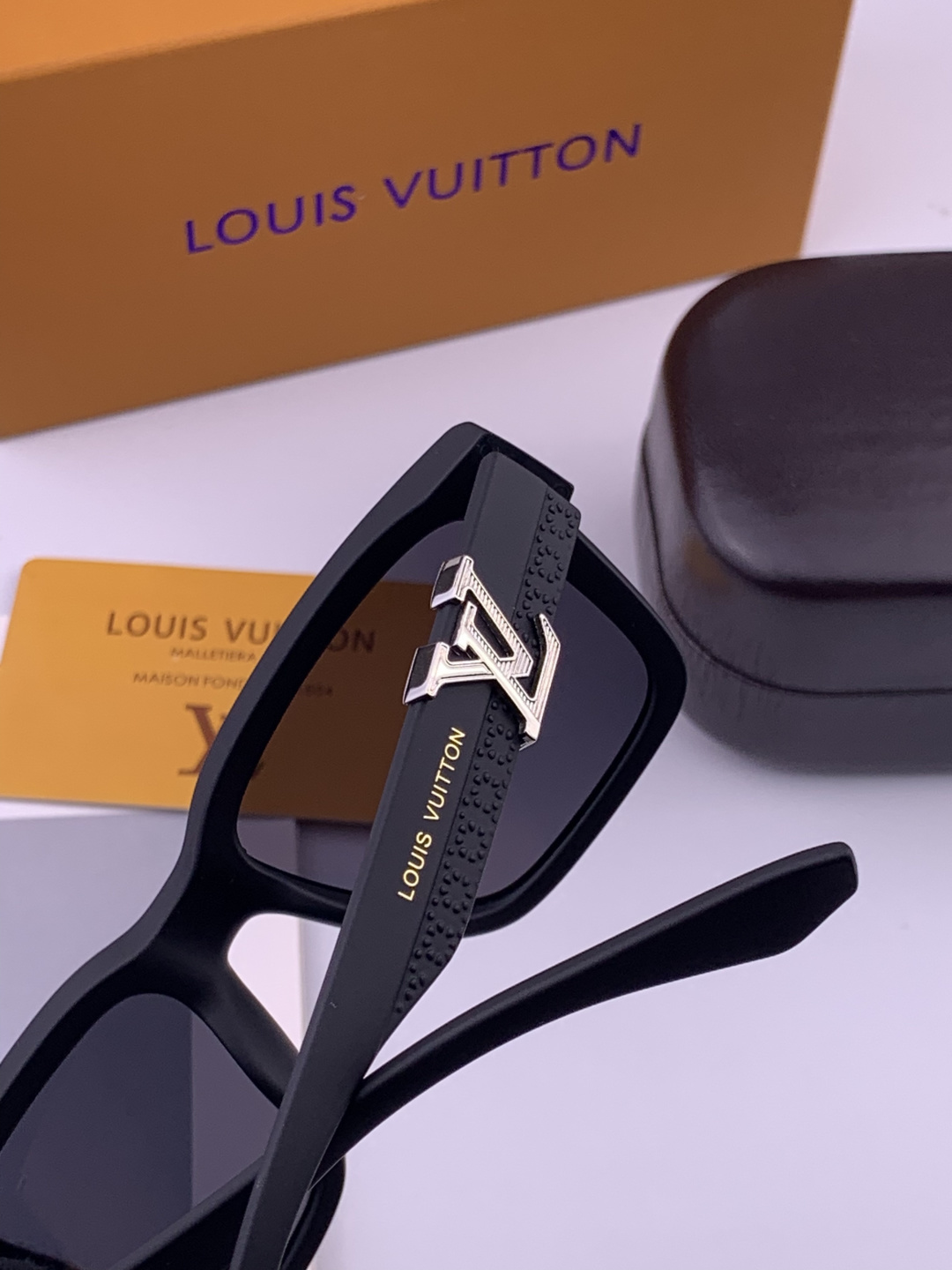 LV 开春新款  潮流爆款 时尚方框太阳镜 高品质 佩戴舒适 网红潮款墨镜 型号 L3551
