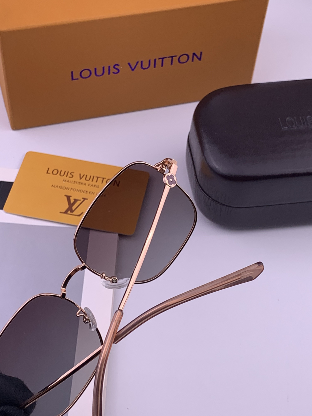 LV 。  高品质男女款墨镜   👍 进口宝丽来偏光镜片  。蛤蟆镜 开车钓鱼都可 。百搭显瘦墨镜韩版男