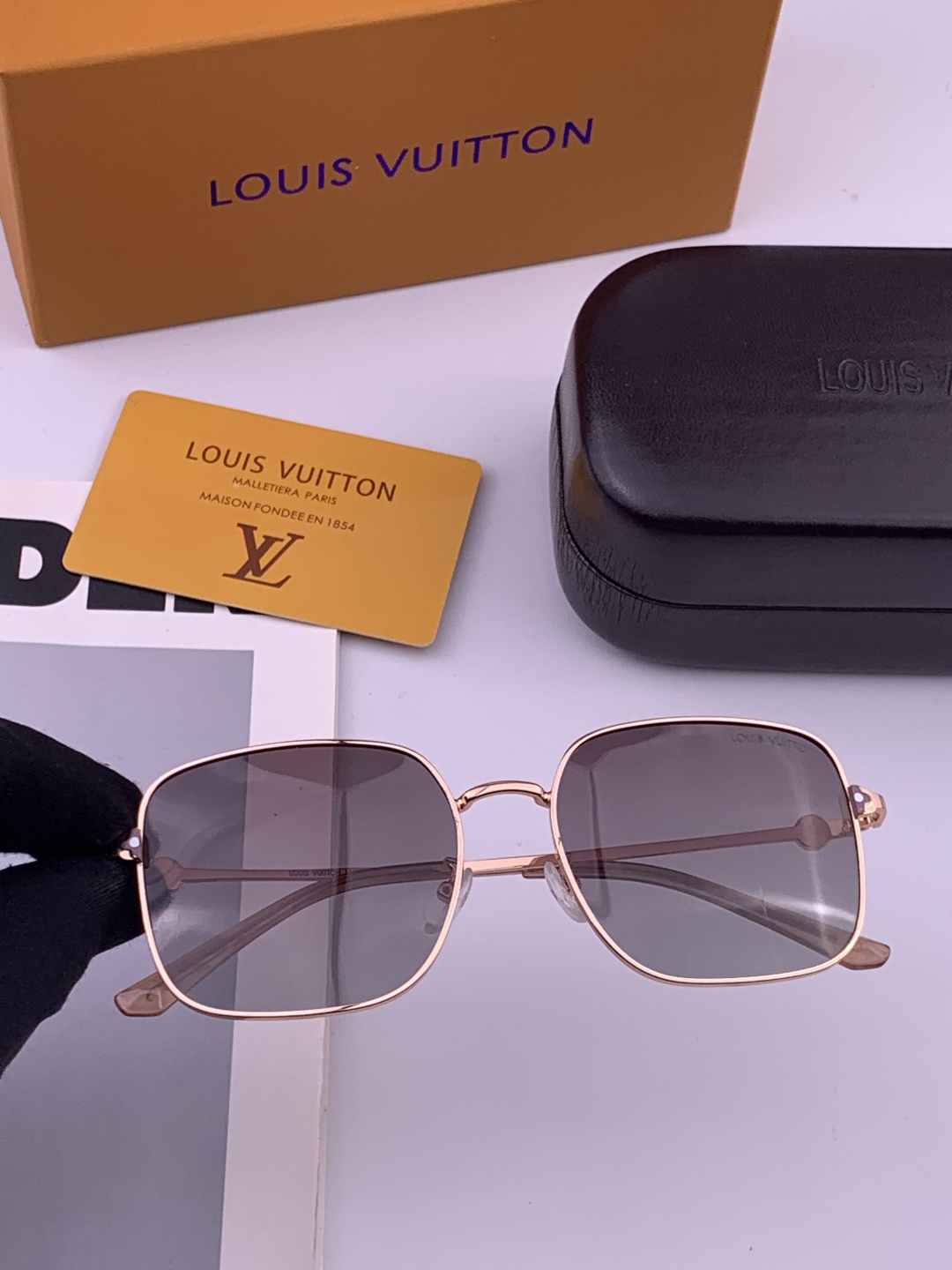 LV 。  高品质男女款墨镜   👍 进口宝丽来偏光镜片  。蛤蟆镜 开车钓鱼都可 。百搭显瘦墨镜韩版男