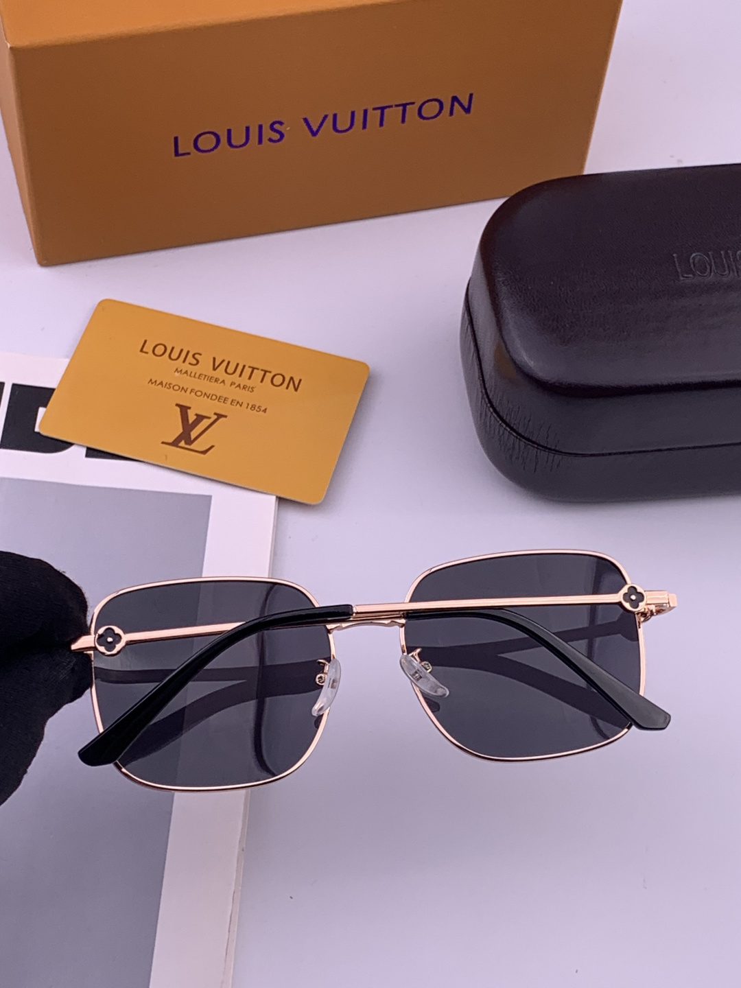 LV 。  高品质男女款墨镜   👍 进口宝丽来偏光镜片  。蛤蟆镜 开车钓鱼都可 。百搭显瘦墨镜韩版男