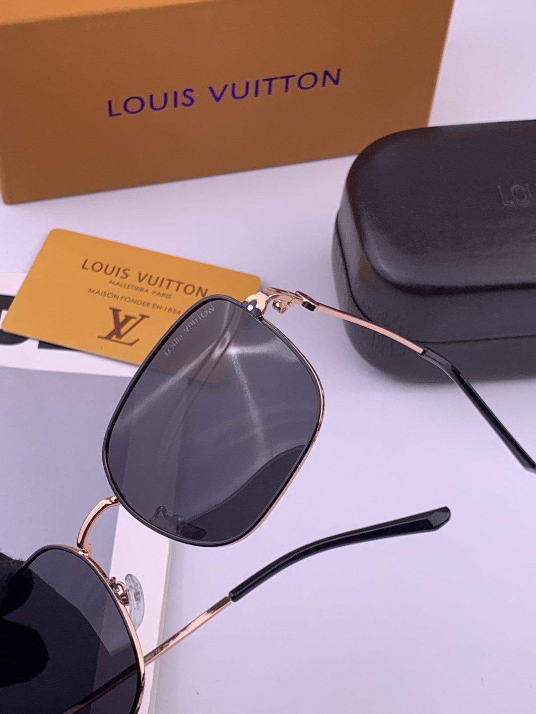 LV 。  高品质男女款墨镜   👍 进口宝丽来偏光镜片  。蛤蟆镜 开车钓鱼都可 。百搭显瘦墨镜韩版男