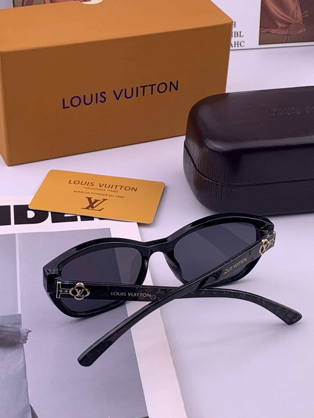 LV 开春新款  潮流爆款 时尚方框太阳镜 高品质 佩戴舒适 网红潮款墨镜 型号 L0552