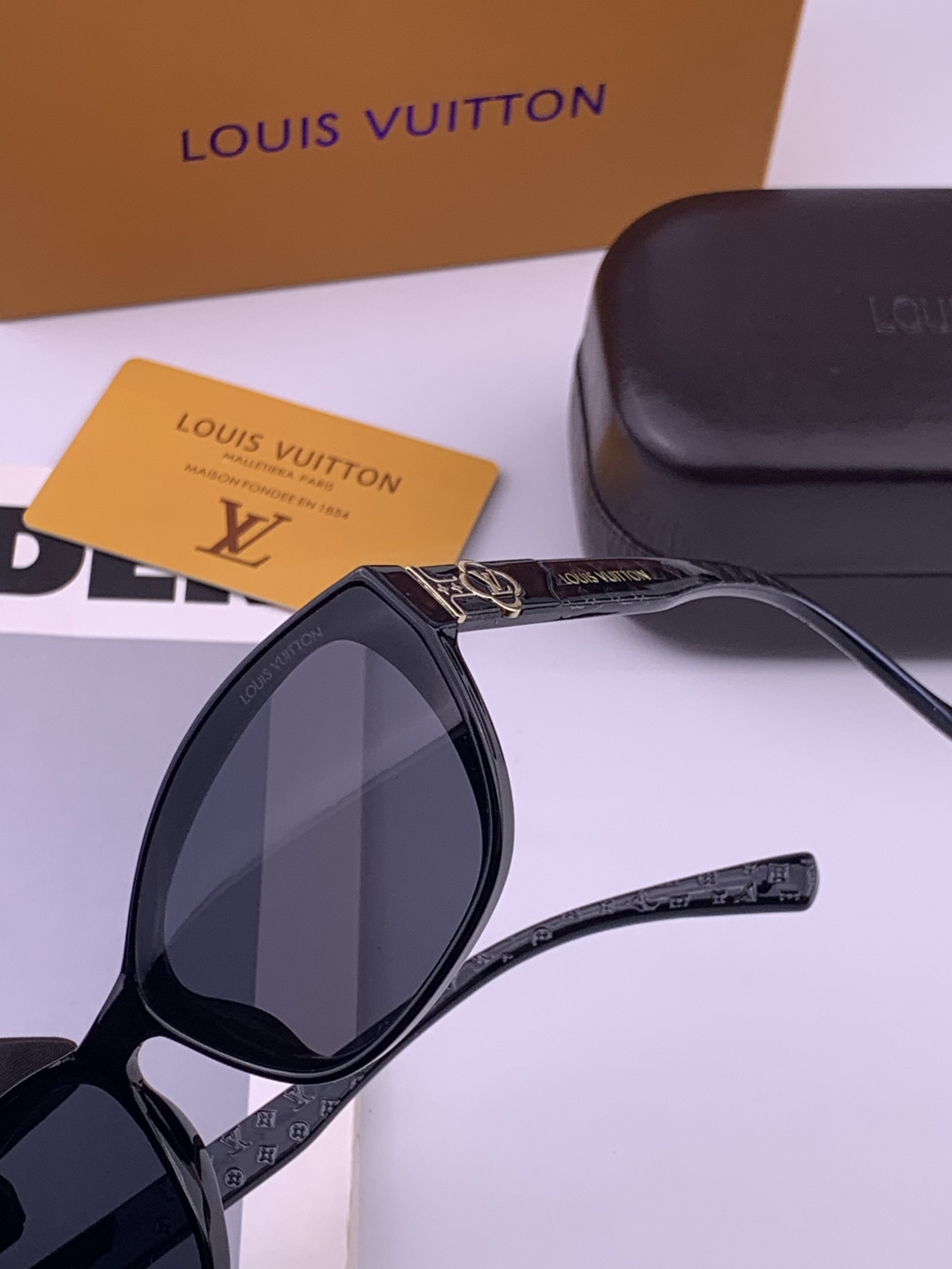 LV 开春新款  潮流爆款 时尚方框太阳镜 高品质 佩戴舒适 网红潮款墨镜 型号 L0552