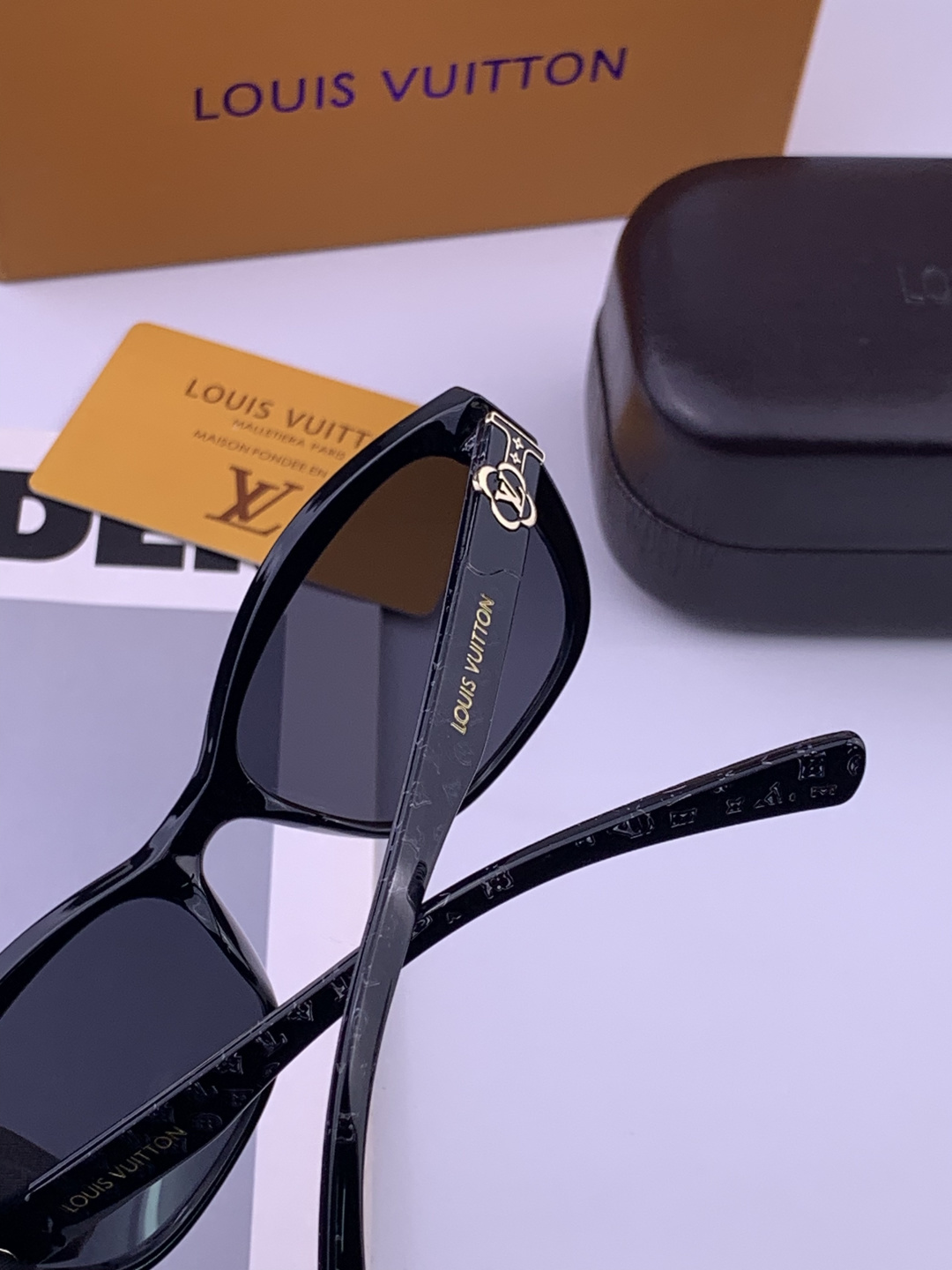 LV 开春新款  潮流爆款 时尚方框太阳镜 高品质 佩戴舒适 网红潮款墨镜 型号 L0552