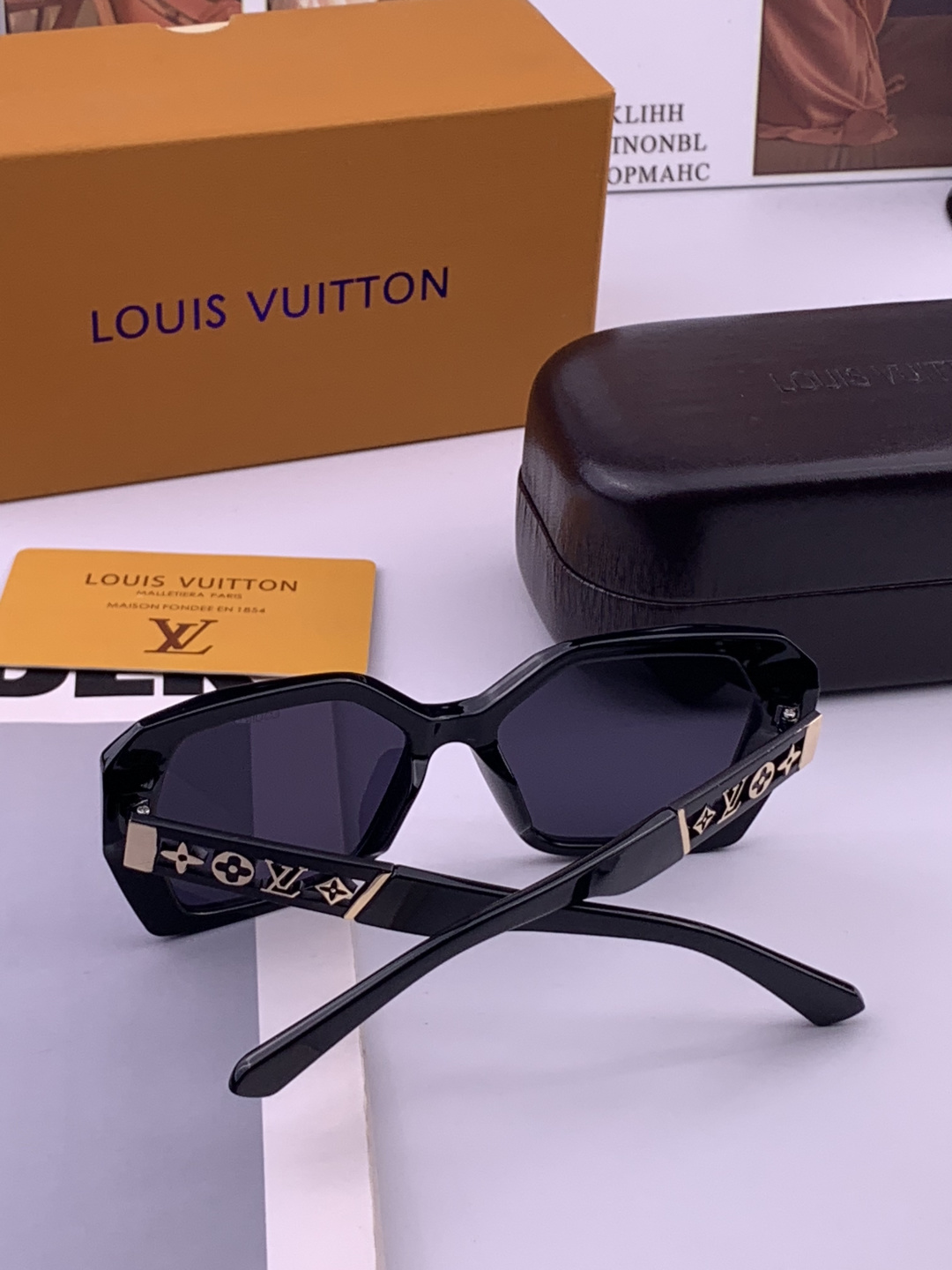 LV 开春新款  潮流爆款 时尚方框太阳镜 高品质 佩戴舒适 网红潮款墨镜 型号L5230