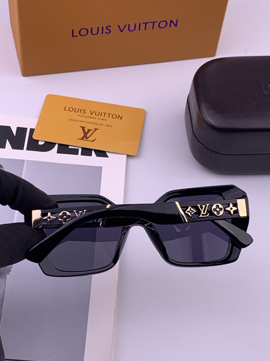 LV 开春新款  潮流爆款 时尚方框太阳镜 高品质 佩戴舒适 网红潮款墨镜 型号L5230