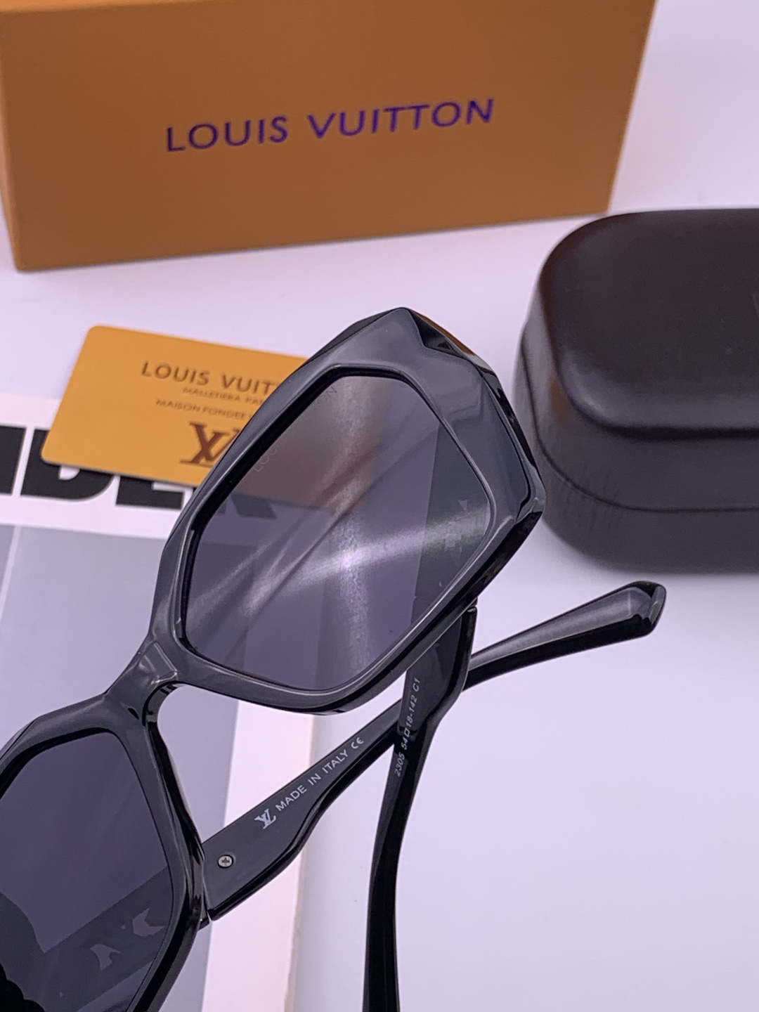 LV 开春新款  潮流爆款 时尚方框太阳镜 高品质 佩戴舒适 网红潮款墨镜 型号L5230