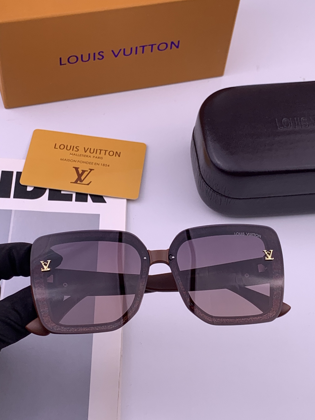 LV 开春新款  潮流爆款 时尚方框太阳镜 高品质 佩戴舒适 网红潮款墨镜 型号L2990