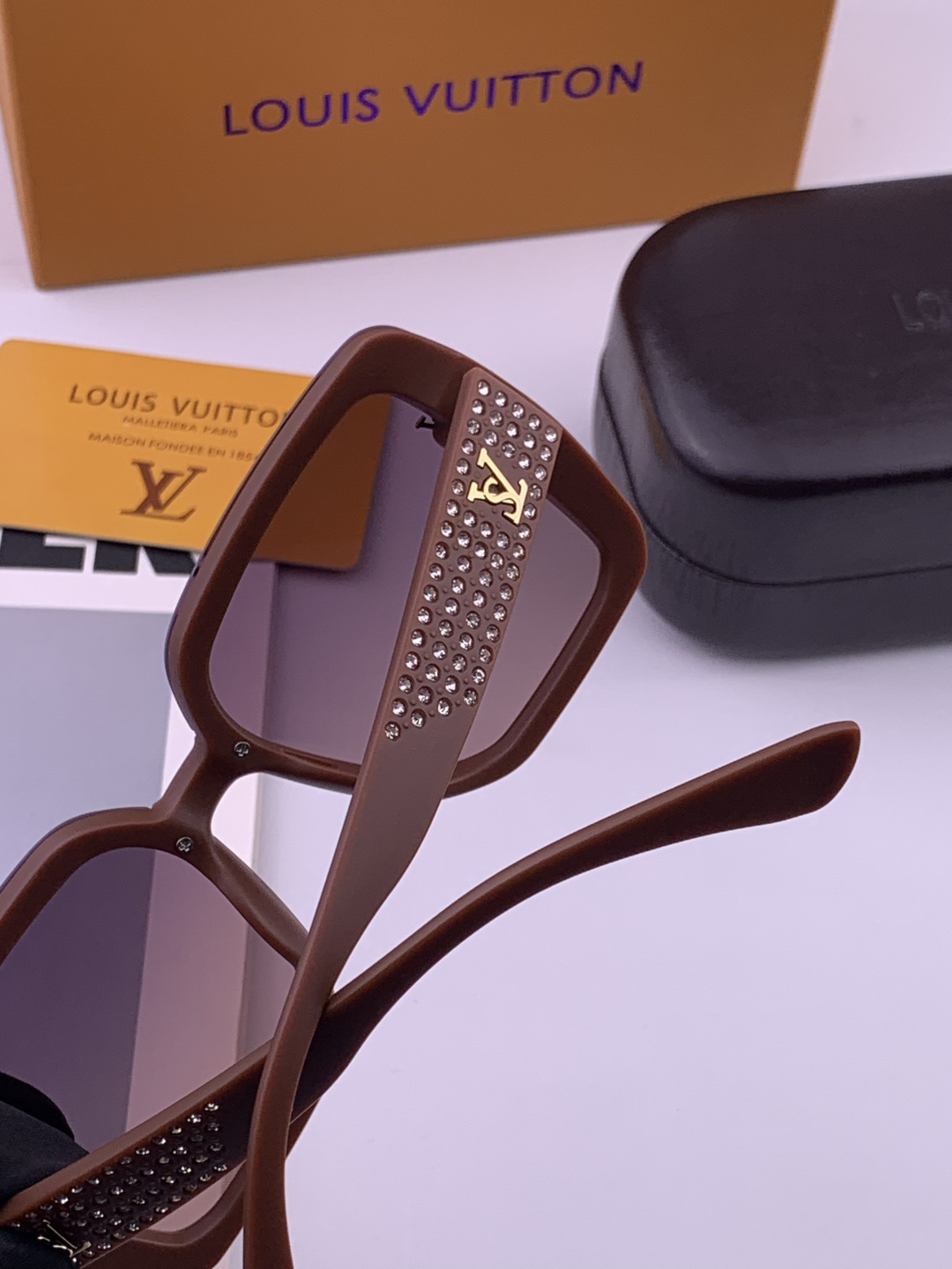 LV 开春新款  潮流爆款 时尚方框太阳镜 高品质 佩戴舒适 网红潮款墨镜 型号L2990