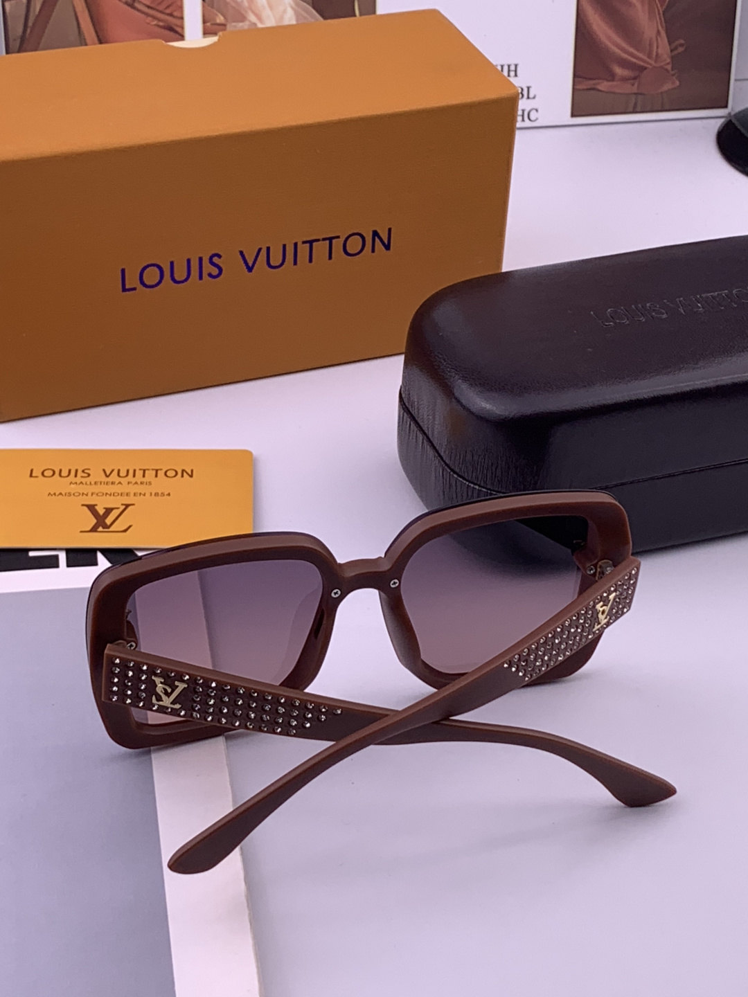 LV 开春新款  潮流爆款 时尚方框太阳镜 高品质 佩戴舒适 网红潮款墨镜 型号L2990