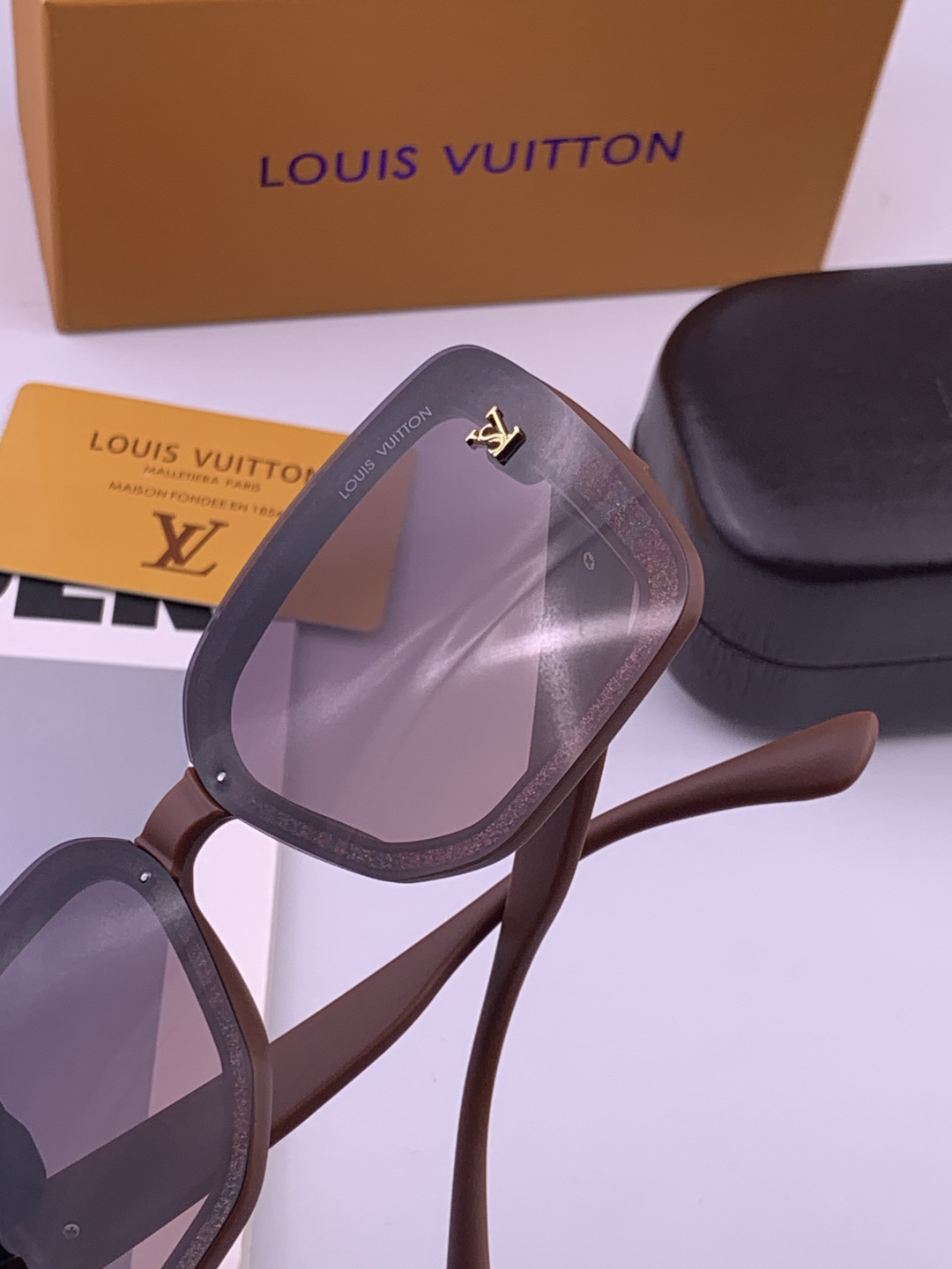 LV 开春新款  潮流爆款 时尚方框太阳镜 高品质 佩戴舒适 网红潮款墨镜 型号L2990
