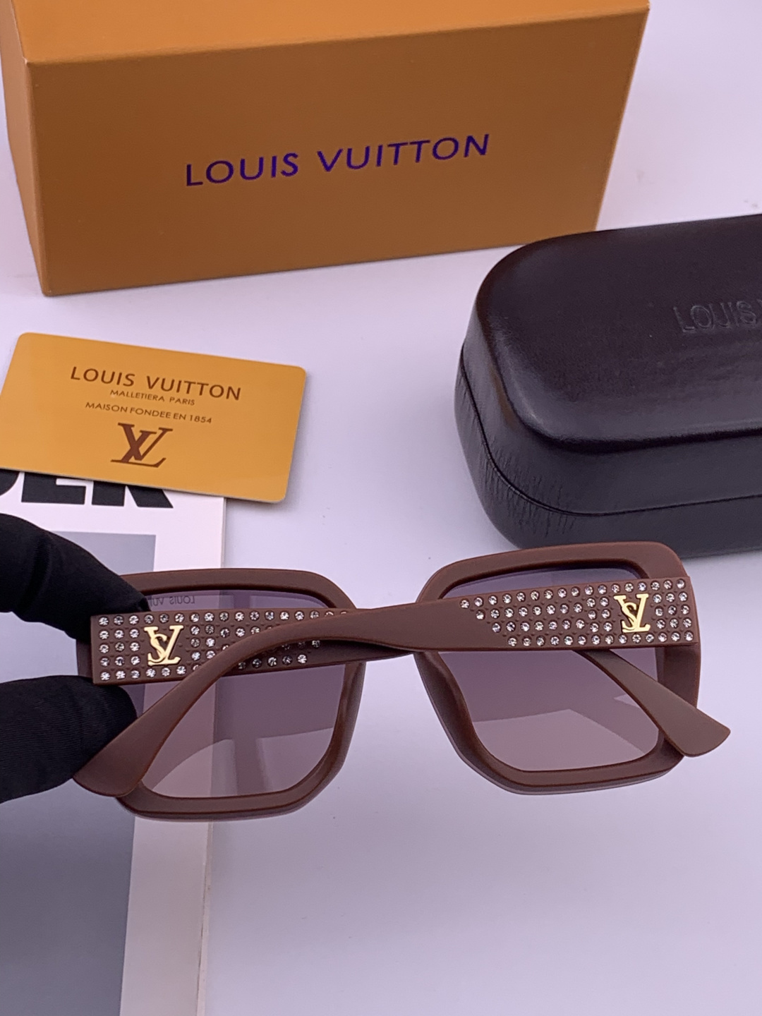 LV 开春新款  潮流爆款 时尚方框太阳镜 高品质 佩戴舒适 网红潮款墨镜 型号L2990