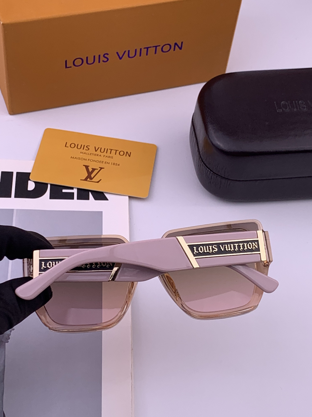 LV 开春新款  潮流爆款 时尚方框太阳镜 高品质 佩戴舒适 网红潮款墨镜 型号L4231