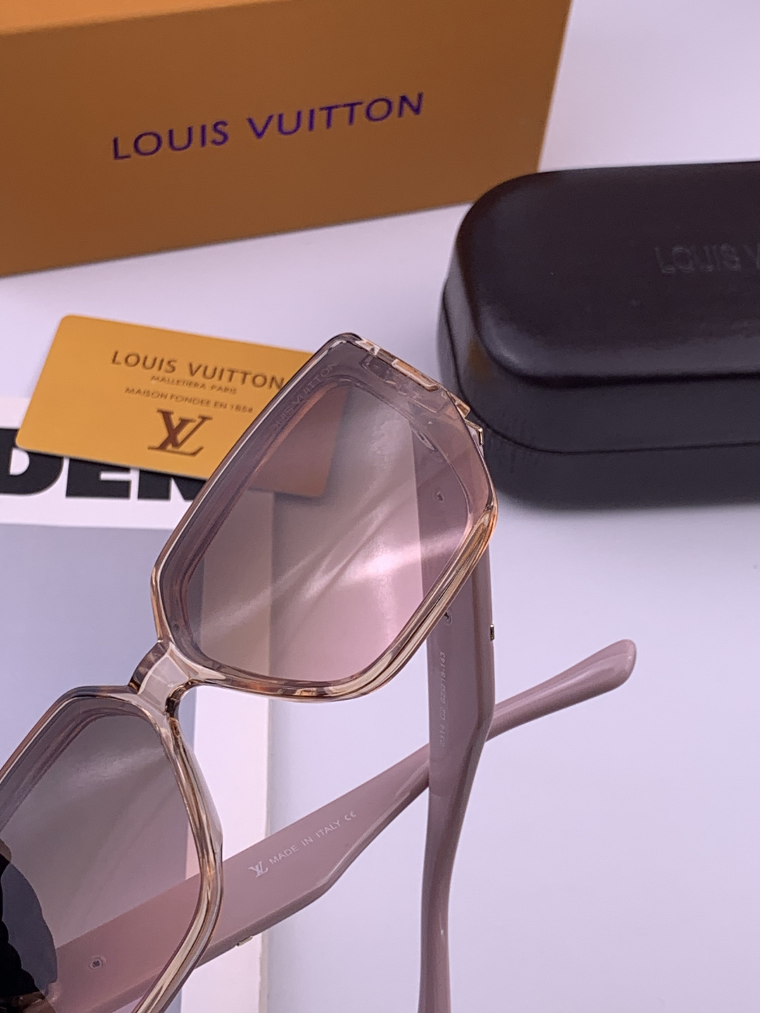 LV 开春新款  潮流爆款 时尚方框太阳镜 高品质 佩戴舒适 网红潮款墨镜 型号L4231