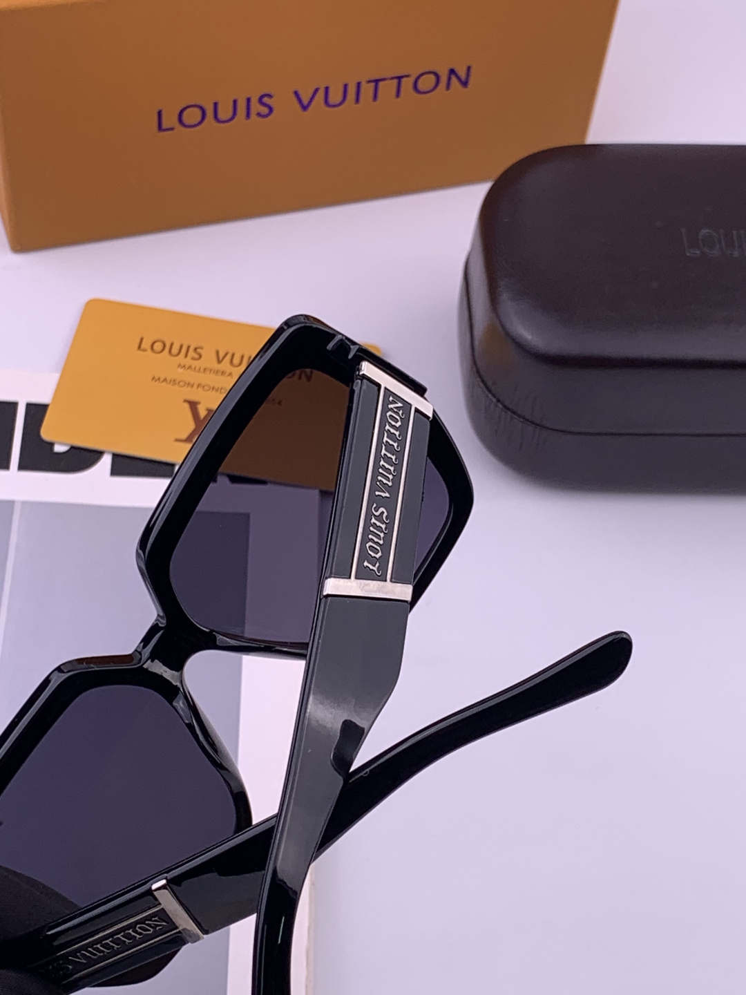 LV 开春新款  潮流爆款 时尚方框太阳镜 高品质 佩戴舒适 网红潮款墨镜 型号L4231