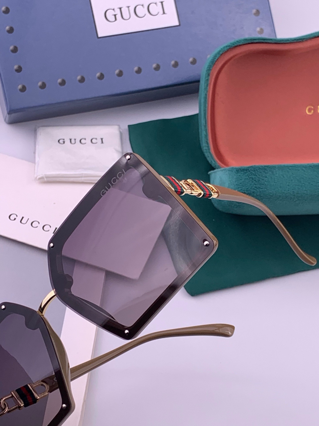 【TR偏光系列】Gucci   经典的方框设计，不挑脸型，无论搭配大衣还是连衣裙都非常显气质偏光镜片预防
