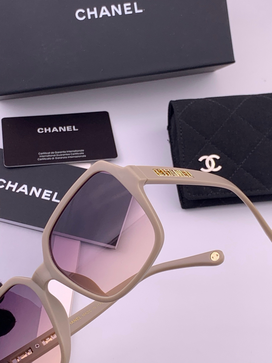 新品CHANEL 香奈儿太阳镜以独特魅力和前卫风格诠释春夏最新眼镜，质感超好佩带舒适 型号：CH2700