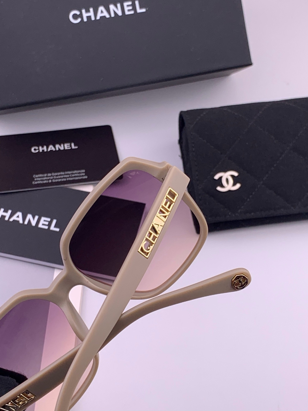 新品CHANEL 香奈儿太阳镜以独特魅力和前卫风格诠释春夏最新眼镜，质感超好佩带舒适 型号：CH2700