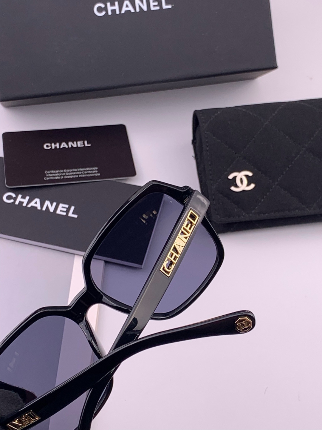 新品CHANEL 香奈儿太阳镜以独特魅力和前卫风格诠释春夏最新眼镜，质感超好佩带舒适 型号：CH2700