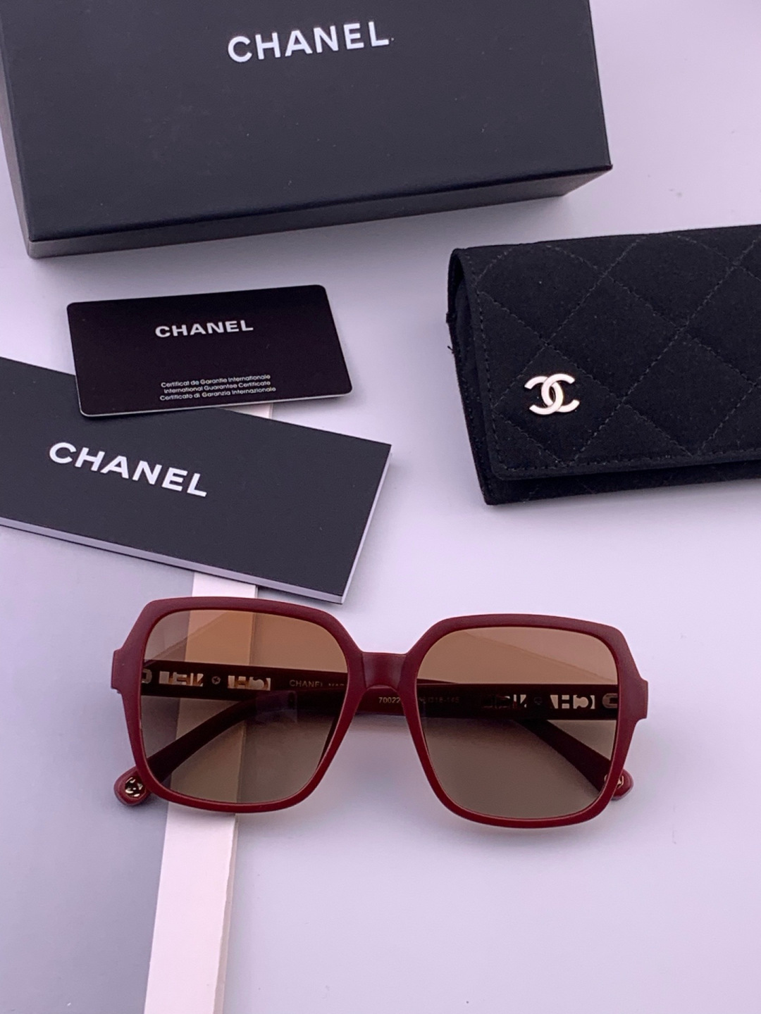 新品CHANEL 香奈儿太阳镜以独特魅力和前卫风格诠释春夏最新眼镜，质感超好佩带舒适 型号：CH2700