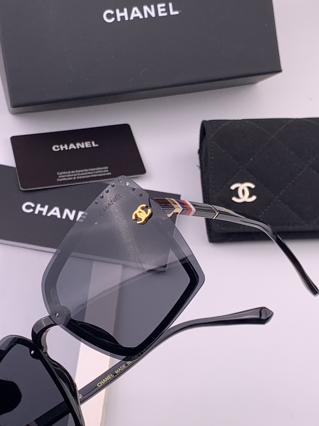 新品CHANEL香奈儿.太阳镜以独特魅力和前卫风格诠释春夏最新眼镜，以方框设计两边经典小香logo做点缀