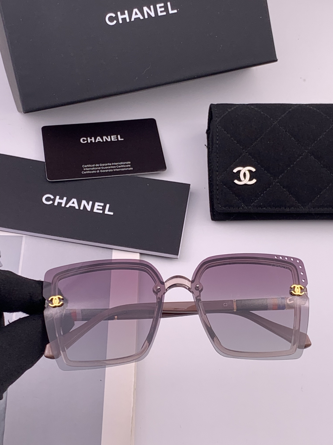 新品CHANEL香奈儿.太阳镜以独特魅力和前卫风格诠释春夏最新眼镜，以方框设计两边经典小香logo做点缀