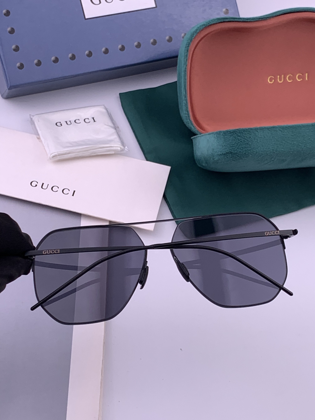 GUCCI 男款炫彩飞行员偏光太阳镜 ❤️材质：高清尼龙加厚卡槽高清偏光镜片 🌹无边框镜架💕颜👍型号：G