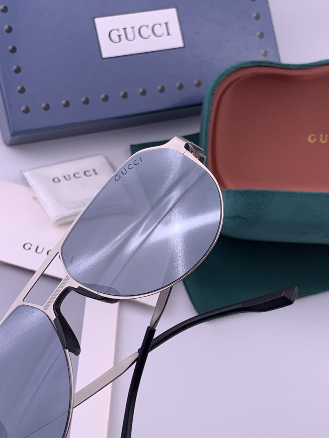 GUCCI 男款炫彩飞行员偏光太阳镜 ❤️材质：高清尼龙加厚卡槽高清偏光镜片 🌹无边框镜架💕颜👍型号：G
