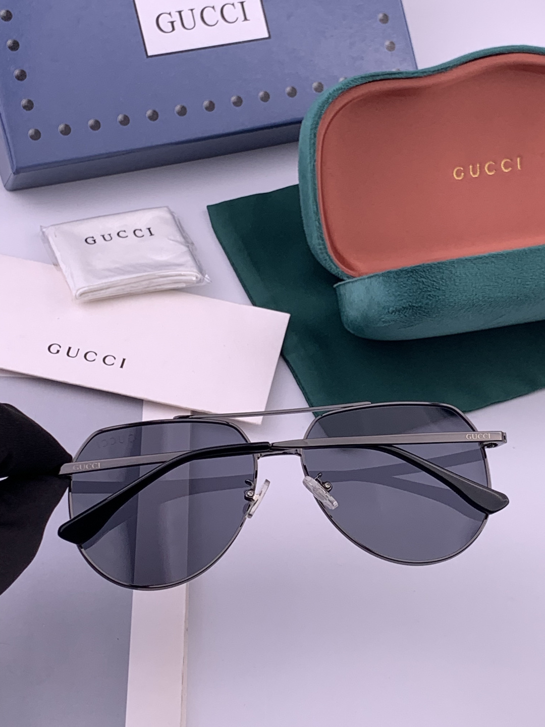 GUCCI 男款炫彩飞行员偏光太阳镜 ❤️材质：高清尼龙加厚卡槽高清偏光镜片 🌹无边框镜架💕颜👍型号：G