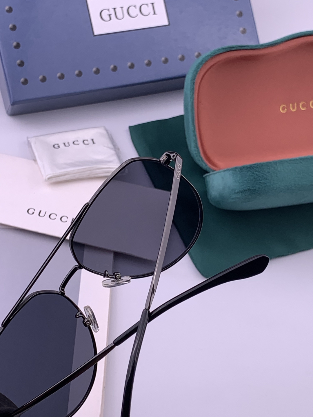 GUCCI 男款炫彩飞行员偏光太阳镜 ❤️材质：高清尼龙加厚卡槽高清偏光镜片 🌹无边框镜架💕颜👍型号：G