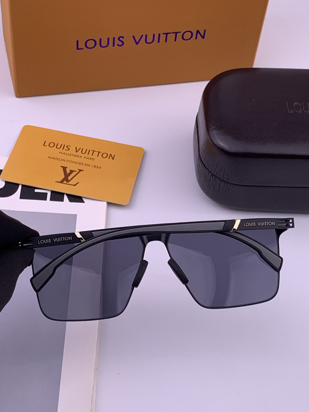 ♦️LV 新款男女情侣款太阳镜多边形墨镜iP电镀永不褪色 超轻超有弹性整幅眼镜无螺丝重要的是压不坏 高清