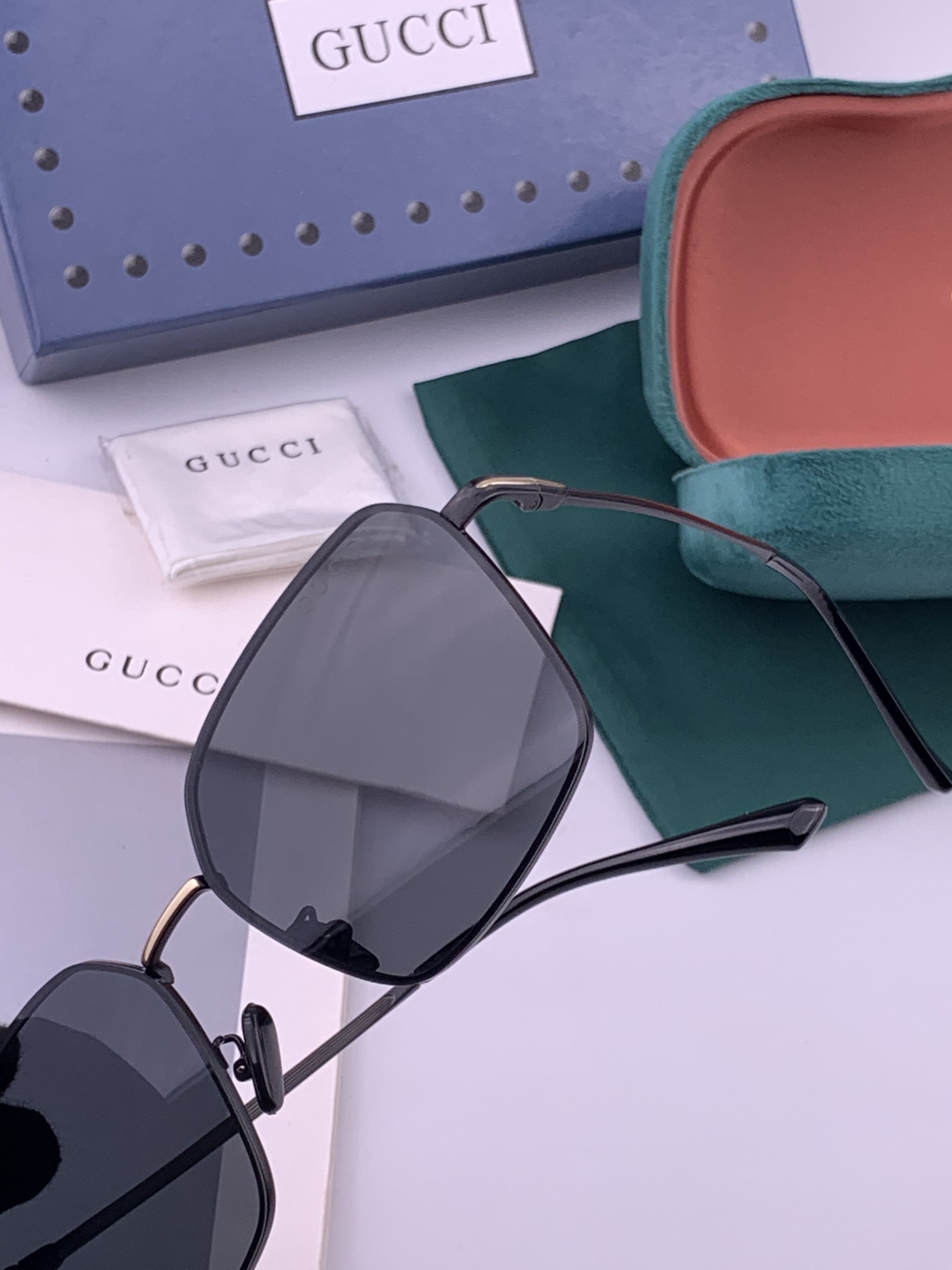 GUCCI 男款炫彩飞行员偏光太阳镜 ❤️材质：高清尼龙加厚卡槽高清偏光镜片 🌹无边框镜架💕颜👍型号：G