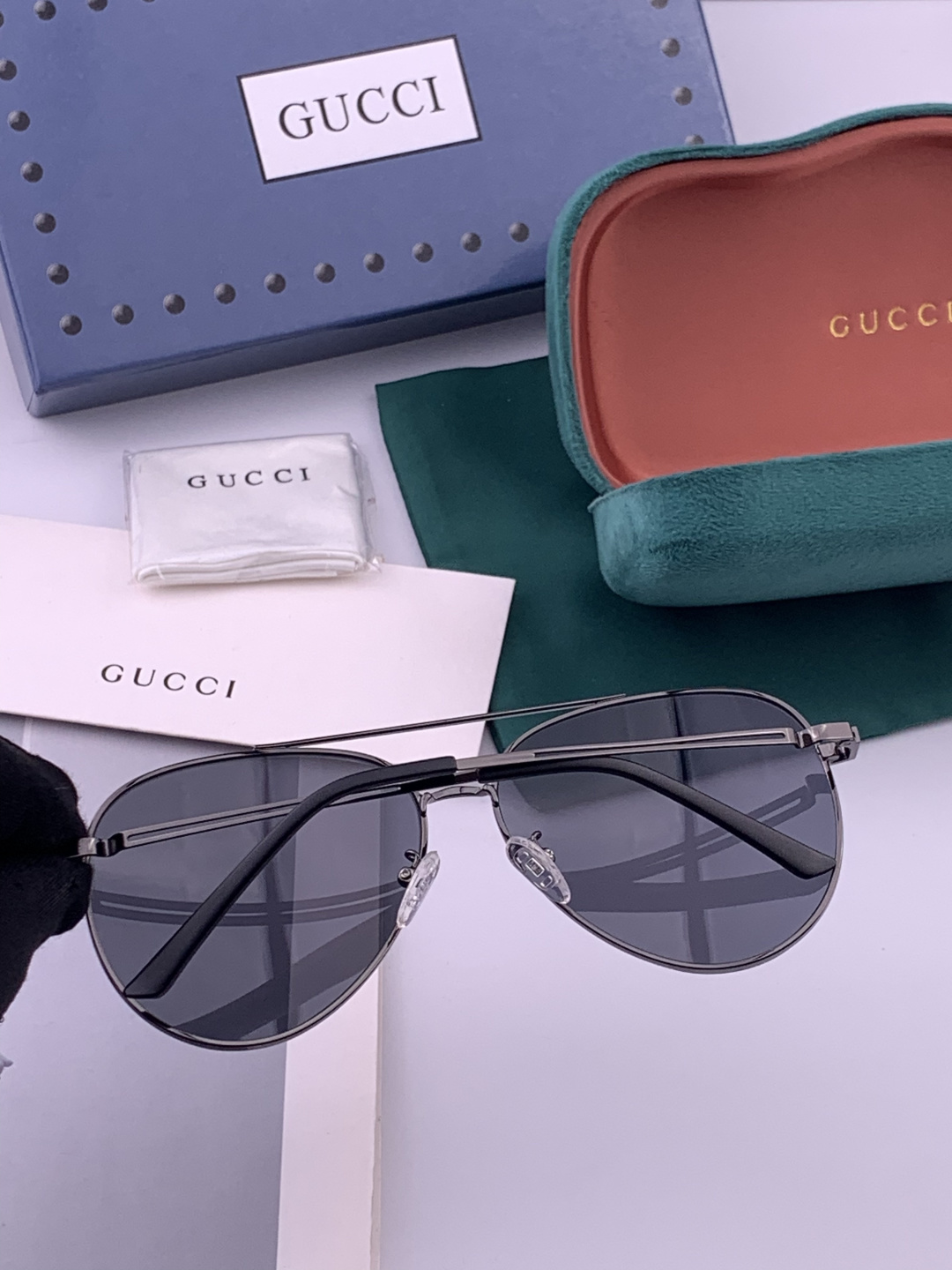GUCCI 男款炫彩飞行员偏光太阳镜 ❤️材质：高清尼龙加厚卡槽高清偏光镜片 🌹无边框镜架💕颜👍型号：G