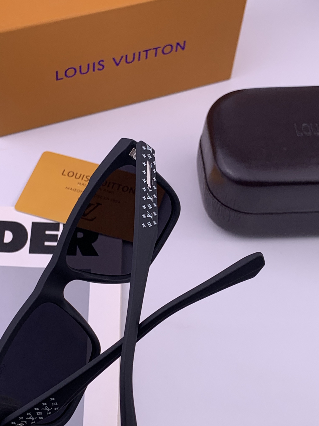 LV 开春新款  潮流爆款 时尚方框太阳镜 高品质 佩戴舒适 网红潮款墨镜 型号L8510