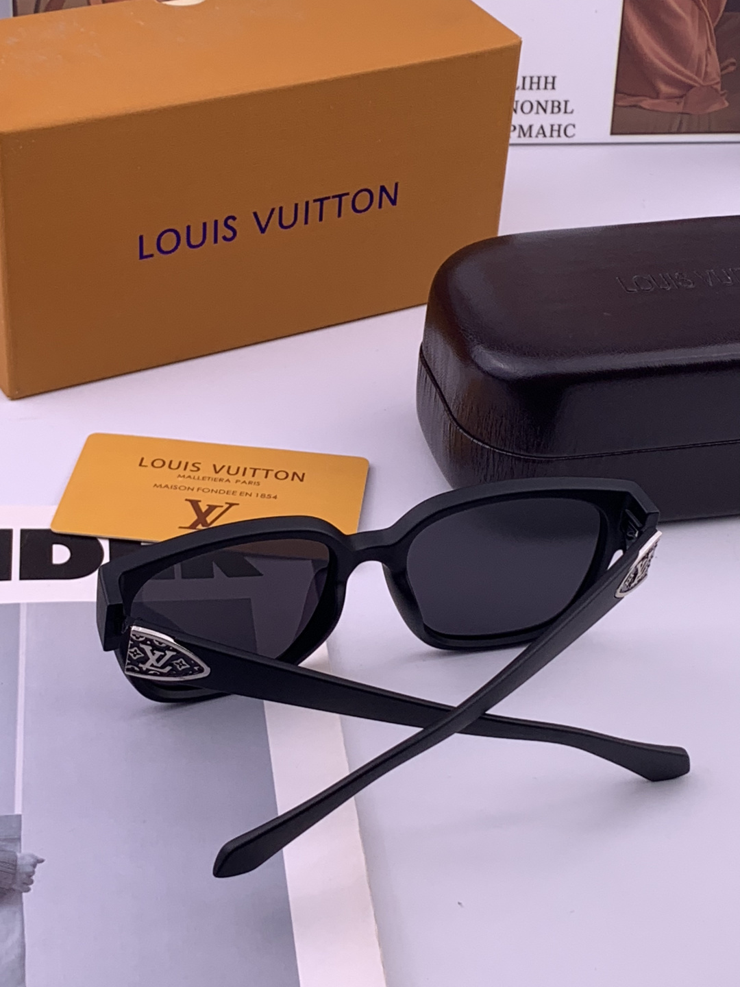 LV 开春新款  潮流爆款 时尚方框太阳镜 高品质 佩戴舒适 网红潮款墨镜 型号L7511