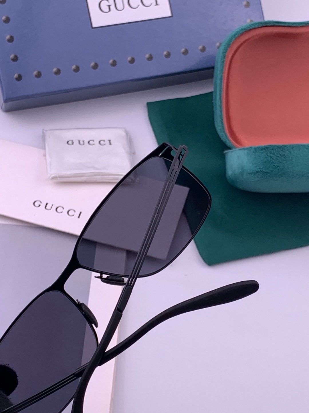 ♦️ GUCCI 新款男女情侣款太阳镜iP电镀永不褪色 超轻超有弹性整幅眼镜无螺丝重要的是压不坏 高清尼