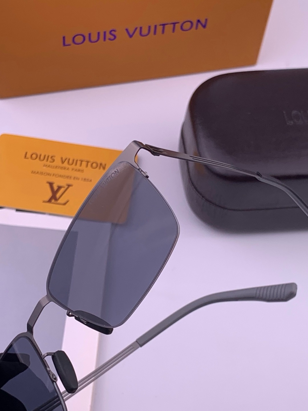 ♦️LV  新款男女情侣款太阳镜多边形墨镜iP电镀永不褪色 超轻超有弹性整幅眼镜无螺丝重要的是压不坏 高